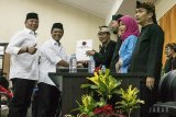 Bakal calon Gubernur Jawa Barat TB Hasanuddin (kiri)  dan bakal calon Wakil Gubernur Jawa Barat Anton Charliyan (kedua kiri) memberikan berkas pendaftaran kepada Ketua Komisi Pemilihan Umum (KPU) Jawa Barat Yayat Hidayat (ketiga kiri) di Kantor KPU Jabar, Bandung, Jawa Barat, Rabu (10/1). Pasangan TB Hasanuddin dan Anton Charliyan  diusung oleh Partai PDIP untuk Pemilu Gubernur Jawa Barat 2018. ANTARA JABAR/Novrian Arbi