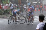 Pebalap melakukan pendinginan setelah mencapai garis finis di Taman Blambangan, Banyuwangi, Jawa Timur, Sabtu (27/1). Etape ke-3 Tour de Indonesia tersebut, start dari Probolinggo melalui Lumajang, Jember dan finish di Banyuwangi dengan jarak 200 kilometer. Antara Jatim/Budi Candra Setya/zk/18.