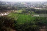 Foto udara lahan pertanian di wilayah Pandaan, Pasuruan, Jawa Timur, Minggu (21/1). Kementerian Pertanian menargetkan luas tambah tanam pada tahun 2018 dapat tercapai 16,8 juta hektar dengan luas panen mencapai 16,3 juta hektar. Antara Jatim/Umarul Faruq/zk/18