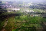 Foto udara lahan pertanian di wilayah Pandaan, Pasuruan, Jawa Timur, Minggu (21/1). Kementerian Pertanian menargetkan luas tambah tanam pada tahun 2018 dapat tercapai 16,8 juta hektar dengan luas panen mencapai 16,3 juta hektar. Antara Jatim/Umarul Faruq/zk/18