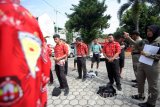 Petugas Satpol PP mendata sejumlah pelajar yang diamankan lantaran kedapatan bolos sekolah di Kantor Satpol PP Kota Blitar, Jawa Timur, Kamis (18/1). Penindakan terhadap sejumlah pelajar bolos tersebut dilakukan sebagai salah satu upaya untuk menekan angka kenakalan pelajar yang dikhawatirkan akan berlanjut pada penyalahgunaan narkoba. Antara Jatim/Irfan Anshori/zk/18 