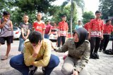 Petugas Satpol PP berusaha menenangkan seorang pelajar yang menangis histeris sesaat setelah diamankan lantaran kedapatan bolos sekolah di Kantor Satpol PP Kota Blitar, Jawa Timur, Kamis (18/1). Penindakan terhadap sejumlah pelajar bolos tersebut dilakukan sebagai salah satu upaya untuk menekan angka kenakalan pelajar yang dikhawatirkan akan berlanjut pada penyalahgunaan narkoba dan pornografi. Antara Jatim/Irfan Anshori/zk/18 