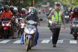 Petugas berusaha memberhentikan pelajar yang mengendarai sepeda motor saat razia terhadap pelajar dan anak dibawah umur yang mengendarai sepeda motor di Blitar, Jawa Timur, Selasa (30/1). Selain bertujuan untuk mengurangi angka pelanggaran lalulintas, razia yang berhasil mengamankan barang bukti sebanyak 235 sepeda motor tersebut juga bertujuan untuk menekan angka kecelakaan khususnya di jatim yang mencapai 24.197 kejadian pada 2017 lalu. Antara Jatim/Irfan Anshori/zk/18