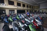 Petugas menata sejumlah barang bukti sepeda motor hasil razia terhadap pelajar dan anak dibawah umur yang mengendarai sepeda motor di Mapolres Blitar, Jawa Timur, Selasa (30/1). Selain bertujuan untuk mengurangi angka pelanggaran lalulintas, razia yang berhasil mengamankan barang bukti sebanyak 235 sepeda motor tersebut juga bertujuan untuk menekan angka kecelakaan khususnya di jatim yang mencapai 24.197 kejadian pada 2017 lalu. Antara Jatim/Irfan Anshori/zk/18