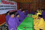 Pasangan Bakal Calon Bupati dan Calon Wakil Bupati Gorontalo Utara, Thomas Mopili-Suhela Rakhmad saat mendaftar di KPU setempat.