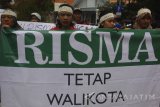 Massa aksi yang tergabung dalam Suara Arek Surabaya membantangkan spanduk saat aksi menolak Risma dicalonkan dalam Pilgub Jatim di depan Balai Kota Surabaya, Jawa Timur, Senin (8/1). Dalam aksinya mereka menolak Walikota Tri Rismaharini dicalonkan menjadi Cagub atau pun Cawagub dalam Pilgub Jatim dan meminta agar dia menyelesaikan amanah sebagai Walikota Surabayua hingga akhir jabatannya. Antara Jatim/Zabur Karuru/zk/18