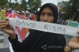 Massa aksi yang tergabung dalam Suara Arek Surabaya membentangkan poster saat aksi menolak Risma dicalonkan dalam Pilgub Jatim di depan Balai Kota Surabaya, Jawa Timur, Senin (8/1). Dalam aksinya mereka menolak Walikota Tri Rismaharini dicalonkan menjadi Cagub atau pun Cawagub dalam Pilgub Jatim dan meminta agar dia menyelesaikan amanah sebagai Walikota Surabayua hingga akhir jabatannya. Antara Jatim/Zabur Karuru/zk/18 