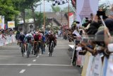 Pebalap beradu cepat mencapai garis finis di Taman Blambangan, Banyuwangi, Jawa Timur, Sabtu (27/1). Etape ke-3 Tour de Indonesia tersebut, start dari Probolinggo melalui Lumajang, Jember dan finish di Banyuwangi dengan jarak 200 kilometer. Antara Jatim/Budi Candra Setya/zk/18.