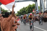 Sejumlah peserta balap sepeda Tour de Indonesia memacu sepedanya melintasi jembatan Kertosono, Nganjuk, Jawa Timur, Jumat (26/1). Etape ke dua Tour de Indonesia tersebut melewati rute Madiun, Nganjuk, Jombang, dan finish di Mojokerto. Antara Jatim/Prasetia Fauzani/zk/18