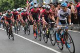 Sejumlah peserta balap sepeda Tour de Indonesia memacu sepedanya melintasi jembatan Kertosono, Nganjuk, Jawa Timur, Jumat (26/1). Etape ke dua Tour de Indonesia tersebut melewati rute Madiun, Nganjuk, Jombang, dan finish di Mojokerto. Antara Jatim/Prasetia Fauzani/zk/18