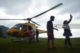 Wisatawan berswafoto seusai naik Helikopter type AS 350 B3 Airbus di Dgunungan Taman Dayu Pandaan, Pasuruan, Jawa Timur, Minggu (21/1). AJBS World melalui C-Air menghadirkan Penyedia Jasa Transportasi Udara dalam bentuk Air Taxi dengan menggunakan media Helikopter type AS 350 B3 Airbus yang bertujuan sebagai salah satu solusi masalah transportasi untuk dapat memberikan keamanan, kenyamanan dan kecepatan lebih dari sekedar jasa layanan transportasi udara.  Antara Jatim/Umarul Faruq/zk/18 