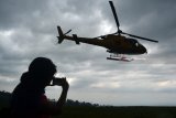 Wisatawan mengabadikan Helikopter type AS 350 B3 Airbus di Dgunungan Taman Dayu Pandaan, Pasuruan, Jawa Timur, Minggu (21/1). AJBS World melalui C-Air menghadirkan Penyedia Jasa Transportasi Udara dalam bentuk Air Taxi dengan menggunakan media Helikopter type AS 350 B3 Airbus yang bertujuan sebagai salah satu solusi masalah transportasi untuk dapat memberikan keamanan, kenyamanan dan kecepatan. Antara Jatim/Umarul Faruq/zk/18 