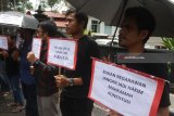 Sejumlah pegiat anti korupsi membawa spanduk saat berunjukrasa di depan Gedung DPRD, Malang, Jawa Timur, Jumat (26/1). Dalam pernyataan sikapnya mereka meminta Mahkamah Konstitusi (MK) melakukan evaluasi besar-besaran terkait sejumlah kasus yang mencoreng martabat MK seperti kasus korupsi Hakim Konstitusi Patrialis Akbar dan pelanggaran kode etik yang dilakukan Ketua MK Arif Hidayat. Antara Jatim/Ari Bowo Sucipto/zk/18.