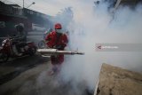 Petugas dari Dinas Kesehatan Kota Surabaya melakukan pengasapan atau fogging, di kawasan Mastrip, Surabaya, Jawa Timur, Kamis (25/1). Pengasapan tersebut dilakukan untuk membasmi dan menekan peredaran nyamuk Aedes Aegypti penyebar virus chikungunya dan penyakit demam berdarah dengue (DBD). Antara jatim/Moch Asim/zk/18.
