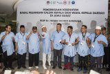 Empat pasang Cagub dan Cawagub Jawa Barat (kiri-kanan) Sudrajat - Ahmad Syaikhu, Deddy Mizwar - Dedi Mulyadi, TB Hasanudin - Anton Charliyan dan Ridwan Kamil - Uu Ruzhanul Ulum foto bersama seusai menjalani tes kesehatan di RS Hasan Sadikin, Bandung, Jawa Barat, Kamis (11/1). Empat pasang Cagub dan Cawagub Jabar tersebut akan bertarung dalam pemilihan Gubernur Jawa Barat 2018. ANTARA JABAR/M Agung Rajasa