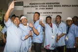 Empat pasang Cagub dan Cawagub Jawa Barat berswafoto bersama seusai menjalani tes kesehatan di RS Hasan Sadikin, Bandung, Jawa Barat, Kamis (11/1). Empat pasang Cagub dan Cawagub Jabar tersebut akan bertarung dalam pemilihan Gubernur Jawa Barat 2018. ANTARA JABAR/M Agung Rajasa