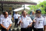 Direktur Jenderal Perhubungan Darat Kementerian Perhubungan Budi Setiyadi saat meninjau Terminal Kediri, Jawa Timur, Sabtu (20/1). Kemenhub akan merombak total Terminal Kediri pada 2019, dengan harapan fasilitas lebih diperbaiki. Selain itu, ada 40 terminal yang akan direnovasi dengan anggaran masing-masing Rp2 miliar. Antara Jatim/ Foto/ Asmaul Chusna/zk/18