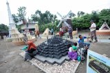 Sejumlah pengunjung beraktifitas didekat miniatur keajaiban dunia di taman wisata edukasi Negeri Dongeng, Blitar, Jawa Timur, Minggu (7/1). Obyek wisata yang menyajikan sejumlah miniatur keajaiban dunia serta ensiklopedianya tersebut, menjadi alternatif lokasi wisata baru bagi sejumlah masyarakat yang berada di kawasan jawa timur, dan sekitarnya. Antara Jatim/Irfan Anshori/zk/18