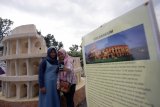 Pengunjung melakukan swafoto didekat miniatur Coloseum di taman wisata edukasi Negeri Dongeng, Blitar, Jawa Timur, Minggu (7/1). Obyek wisata yang menyajikan sejumlah miniatur keajaiban dunia serta ensiklopedianya tersebut, menjadi alternatif lokasi wisata baru bagi sejumlah masyarakat yang berada di kawasan jawa timur, dan sekitarnya. Antara Jatim/Irfan Anshori/zk/18 