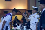 Kepala Staf TNI Angkatan Laut (KSAL) Laksamana TNI Ade Supandi (kedua kanan) memwisuda wisudawan ketika sidang senat terbuka dalam rangka wisuda S1 angkatan XXXVI dan D3 angkatan X di Komando Pembinaan Doktrin, Pendidikan dan Latihan TNI Angkatan Laut (Kodiklatal), Bumimoro, Surabaya, Jawa Timur, Senin (15/1). Sidang Senat mewisuda 50 perwira menempuh program S1 angkatan XXXVI dan 40 bintara menempuh program D3 angkatan X diantaranya 84 orang TNI AL, 5 orang TNI AU, dan 1 orang Polri di Sekolah Tinggi Teknologi Angkatan Laut (STTAL). Antara Jatim/M Risyal Hidayat/zk/18 