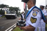 Wisudawan Serka Mes Indra Agung menjalankan Tank AMX PAC 90 dengan remot kontrol disela-sela sidang senat terbuka dalam rangka wisuda S1 angkatan XXXVI dan D3 angkatan X di Komando Pembinaan Doktrin, Pendidikan dan Latihan TNI Angkatan Laut (Kodiklatal), Bumimoro, Surabaya, Jawa Timur, Senin (15/1). Sidang Senat mewisuda 50 perwira menempuh program S1 angkatan XXXVI dan 40  bintara menempuh program D3 angkatan X diantaranya 84 orang TNI AL, 5 orang TNI AU, dan 1 orang Polri di Sekolah Tinggi Teknologi Angkatan Laut (STTAL). Antara Jatim/M Risyal Hidayat/zk/18 