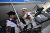 Kepala Staf TNI Angkatan Laut (KSAL) Laksamana TNI Ade Supandi (kanan) mengamati prototipe wisudawan disela-sela sidang senat terbuka dalam rangka wisuda S1 angkatan XXXVI dan D3 angkatan X di Komando Pembinaan Doktrin, Pendidikan dan Latihan TNI Angkatan Laut (Kodiklatal), Bumimoro, Surabaya, Jawa Timur, Senin (15/1). Sidang Senat mewisuda 50 perwira menempuh program S1 angkatan XXXVI dan 40  bintara menempuh program D3 angkatan X diantaranya 84 orang TNI AL, 5 orang TNI AU, dan 1 orang Polri di Sekolah Tinggi Teknologi Angkatan Laut (STTAL). Antara Jatim/M Risyal Hidayat/zk/18 