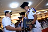 Kepala Staf TNI Angkatan Laut (KSAL) Laksamana TNI Ade Supandi (kiri) memberikan piagam penghargaan pada wisudawan terbaik ketika sidang senat terbuka dalam rangka wisuda S1 angkatan XXXVI dan D3 angkatan X di Komando Pembinaan Doktrin, Pendidikan dan Latihan TNI Angkatan Laut (Kodiklatal), Bumimoro, Surabaya, Jawa Timur, Senin (15/1). Sidang Senat mewisuda 50 perwira menempuh program S1 angkatan XXXVI dan 40  bintara menempuh program D3 angkatan X diantaranya 84 orang TNI AL, 5 orang TNI AU, dan 1 orang Polri di Sekolah Tinggi Teknologi Angkatan Laut (STTAL).  Antara Jatim/M Risyal Hidayat/zk/18 