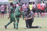 Pesepakbola Persebaya Surabaya melakukan selebrasi ketika berhasil memasukan bola ke gawang Madura United pada babak penyisihan Grup C Piala Presiden 2018 di Gelora Bung Tomo, Surabaya, Jawa Timur, Minggu (28/1). Persebaya Surabaya mengalahkan Madura United dengan skor 1-0. Antara Jatim/Zabur Karuru/18 