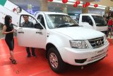 Medan (Antaranews Sumut) -  Sales Head Area Sumatera Tata Motors Distribusi Indonesia (TMDI) Rifin Tanuwijaya (kedua kiri) didampingi model berada disamping mobil pikap Xenon HD saat peluncuran, di Binjai, Sumatera Utara, Minggu (28/1). Mobil pikap yang diluncurkan tersebut memakai mesin diesel berkapasitas 3.000cc dan dilengkapi mesin turbo-intercooled dan high gear ratio untuk menunjang kemampuan daya angkut./Irsan Mulyadi