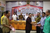 KPU Gorontalo Utara menyerahkan Hasil Penelitian Syarat Calon Kepala Daerah