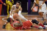 Pebasket CLS Knights Indonesia Frederick Lee Jones Lish (kiri) berusaha merebut bola dari pebasket Singapore Slingers Alfres Jordan Mandani (bawah) dalam lanjutan Asean Basketball League (ABL) di GOR Kertajaya Surabaya, Jawa Timur, MInggu (14/1). Dalam quarter kedua CLS Knights kalah sementara dari Singapre Slingers dengan skor 42-45. Antara Jatim/M Risyal Hidayat/zk/18 