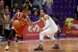 Pebasket CLS Knights Indonesia Frederick Lee Jones Lish (kanan) berusaha menghadang pebasket Singapore Slingers dalam lanjutan Asean Basketball League (ABL) di GOR Kertajaya Surabaya, Jawa Timur, MInggu (14/1). Dalam quarter kedua CLS Knights kalah sementara dari Singapre Slingers dengan skor 42-45. Antara Jatim/M Risyal Hidayat/zk/18 