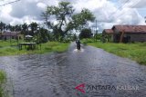 Kawasan jalan Dharma Putra Kecamatan Pontianak Utara terendam sekitar 5 - 10 cm akibat curah hujan deras dalam tiga hari terakhir (Foto Antaranews Kalbar/Andilala)