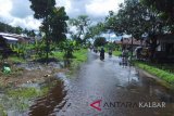 Kawasan jalan Dharma Putra Kecamatan Pontianak Utara terendam sekitar 5 - 10 cm akibat curah hujan deras dalam tiga hari terakhir (Foto Antaranews Kalbar/Andilala)