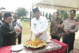 Bupati Kapuas Hulu memotong tumpeng pada peringatan Hari Amal Bhakti ke - 72 di Putussibau, Kapuas Hulu Kalimantan Barat. Foto Antaranews/Timotius