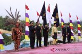 Sejumlah pegawai mengikuti upacara peringatan Hari Bakti Imigrasi ke-68 di Kantor Imigrasi Kelas II Entikong, Kabupaten Sanggau, Kalbar, Jumat (26/1). Dalam kesempatan tersebut, jajaran petugas Imigrasi Kelas II Entikong dihimbau agar semakin mengedepankan pelayanan yang maksimal untuk masyarakat perbatasan. ANTARA FOTO/Agus Alfian/jhw/18