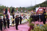 Sejumlah pegawai mengikuti upacara peringatan Hari Bakti Imigrasi ke-68 di Kantor Imigrasi Kelas II Entikong, Kabupaten Sanggau, Kalbar, Jumat (26/1). Dalam kesempatan tersebut, jajaran petugas Imigrasi Kelas II Entikong dihimbau agar semakin mengedepankan pelayanan yang maksimal untuk masyarakat perbatasan. ANTARA FOTO/Agus Alfian/jhw/18