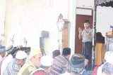 Kapolres Kapuas Hulu AKBP Imam Riyadi saat menyampaikan imbauan terkait Pilkada di Masjid Agung Putussibau, Kapuas Hulu Kalimantan Barat. (Foto Antaranews Kalbar/Timotius)