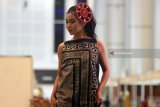 Sejumlah model membawakan busana batik karya dari Handy Hartono disela-sela Festival Batik Bang Wetan di Surabaya, Jawa Timur, Kamis (25/1). Festival yang berlangsung hingga 28 Januari mendatang tersebut menampilkan sejumlah hasil kreasi tenun dan batik yang berasal dari berbagai daerah di Indonesia. Antara Jatim/M Risyal Hidayat/zk/18