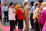 Gubernur Gorontalo didampingi Ketua TP PKK Provinsi Gorontalo Idha Syahidah Rusli Habibie, saat menyambut kedatangan Ibu Negara Iriana Joko Widodo dan Ibu Mufidah Jusuf Kalla bersama anggota OASE Kabinet Kerja Jokowi-JK di Gorontalo