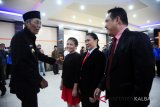 Bupati Sintang, Djarot Winarno (kiri) mengucapkan selamat kepada pejabat baru Direktur Perusahaan Daerah Air Minum (PDAM) Tirta Senentang, Jane Elisabeth Wuysang (dua kanan) dan suami, Stefanus Barlian Soeryamassoeka (kanan) usai pelantikan di Kantor Bupati Sintang, Kalbar, Sabtu (20/1). Bupati Sintang, Djarot Winarno melantik Jane Elisabeth Wuysang sebagai Direktur PDAM Tirta Senentang Kabupaten Sintang periode 2018-2022. ANTARA FOTO/Hs Putra Pasaribu/jhw/18