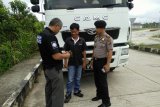 Anggota kepolisian saat melakulan pemeriksaan kendaraan asal Malaysia yang masuk wilayah Indonesia di daerah perbatasan Kecamatan Badau, Kapuas Hulu Kalimantan Barat. Foto Istimewa