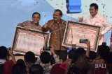 Menteri Pendayagunaan Aparatur Negara dan Reformasi Birokrasi (Menpan-RB) Asman Abnur (kanan) menyerahkan Laporan Hasil Evaluasi (LHE) Sistem Akuntabilitas Kinerja Instansi Pemerintah (SAKIP) kepada Gubernur Jatim Soekarwo (tengah) dan Bupati Banyuwangi Abdullah Azwar Anas di Nusa Dua, Bali, Rabu (31/1). Provinsi Jatim dan Kabupaten Banyuwangi berhasil meraih predikat 'A' LHE SAKIP Pemda wilayah 2 yang terdiri dari Pemprov dan Kabupaten/Kota di Bali, Kalimantan, Lampung, Jatim, NTB dan NTT. ANTARA FOTO/Fikri Yusuf/wdy/2018