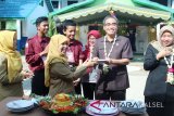 Kepala Sekolah SMP Negeri 1 Banjarbaru menyerahkan potongan nasi tumpeng pertama kepada Wakil Wali Kota Banjarbaru  H Darmawan Jaya Setiawan saat HUT SMP Negeri 1 Banjarbaru, Selasa (16/1.  Wakil Wali Kota Banjarbaru memperkenalkan lima karakter yang ditanamkan di Kota Banjarbaru, pertama Religius, kedua Berbudipekerti Luhur, ketiga Cinta Tanah Air, keempat Cinta Lingkungan dan kelima Pandai Berwirausaha.(Foto Antaranews Kalsel/hms)