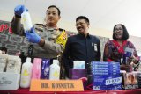 Kapolda Kalbar, Irjen Pol Didi Haryono (kiri) bersama Ketua Pengadilan Tinggi Pontianak, Sudarwin (dua kanan) dan Kepala BPOM Kalbar, Corry Panjaitan (kanan) memperlihatkan barang bukti kosmetik ilegal saat rilis ungkap kasus di Mapolda Kalbar, Kamis (18/1). Polda Kalbar menggelar pengungkapan tiga kasus sekaligus, yaitu penangkapan kurir sabu, penjual kosmetik maupun alat kecantikan ilegal, dan pengedar sparepart motor ilegal. ANTARA FOTO/Jessica Helena Wuysang/18