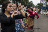 17 penari perempuan melakukan pertunjukan seni tari di jalan Astaanyar, Bandung, Jawa Barat, Minggu (4/2). Kegiatan tersebut dalam rangka merawat ingatan masyarakat tentang sosok dan jasa-jasa Ibu Inggit Garnasih sebagai pendamping hidup Presiden Soekarno. ANTARA JABAR/M Agung Rajasa