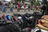 17 penari perempuan melakukan pertunjukan seni tari di jalan Astaanyar, Bandung, Jawa Barat, Minggu (4/2). Kegiatan tersebut dalam rangka merawat ingatan masyarakat tentang sosok dan jasa-jasa Ibu Inggit Garnasih sebagai pendamping hidup Presiden Soekarno. ANTARA JABAR/M Agung Rajasa