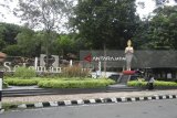 Pengunjung menikmati suasana taman wisata di Goa Selomangleng, Kota Kediri, Jawa Timur, Rabu (28/2). Pemkot membenahi sejumlah fasilitas di wisata tersebut, sebagai upaya menarik kunjungan wisatawan. Pada 2018, Kota Kediri dapat dana bantuan dari pusat, sebesar Rp1,6 miliar untuk berbagai perbaikan fasilitas di tempat tersebut. Antara Jatim/ Foto/ Asmaul Chusna/zk/18