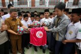 Atase Infrastruktur dan Pengurangan Resiko Bencana Kedutaan Jepang Yokota Hisayuki (kedua kanan) menyerahkan bantuan kostum dan bola kepada Pemerintah Kota Banda Aceh yang diterima Pejabat Pemerintahan Bahagia (kiri) dalam rangkaian kegiatan kerjasama Indonesia-Jepang di Banda Aceh, Aceh, Senin (19/2). Bantuan peralatan olahraga merupakan salah satu rangkain kegiatan memeriahkan 60 tahun kerjasama bilateral dan diplomatik Pemerintah Jepang dengan Indonesia yang mengusung tema Menuju Masa Depan Bersama: Kerja Bersama, Maju Bersama. (ANTARA FOTO/Irwansyah Putra/foc/18)