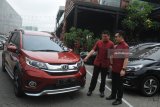 President Director Honda Surabaya Center (HSC) Ang Hoey Tiong (kiri) berbincang dengan Marketing and After Sales Service Director Honda Surabaya Center Wendy Miharja di samping mobil Honda BR-V, di sela media gathering di Surabaya, Jawa Timur, Kamis (8/2). Honda wilayah Jawa Timur, Bali dan Nusa Tenggara mencatat total penjualan bulan Januari 2018 sebesar 1.992 unit atau meningkat sebesar 33,96 persen dibandingkan periode yang sama tahun lalu. Antara Jatim/Zabur Karuru/18